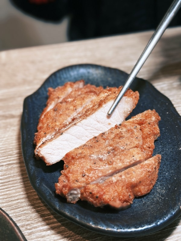 台北深夜美食｜長春路人氣宵夜太過份！連奶茶和芋頭西米露都好喝~胖老闆誠意肉粥