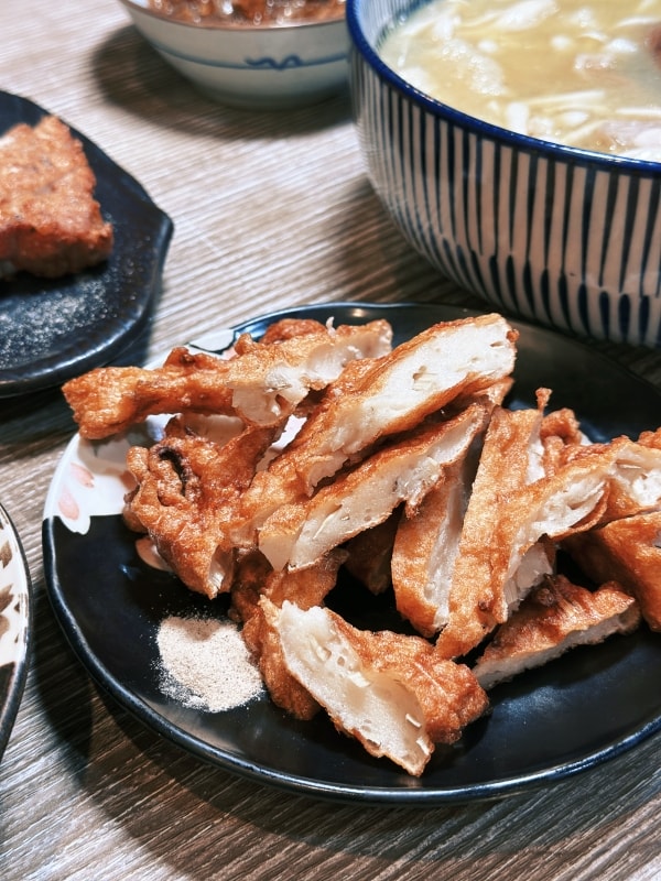 台北深夜美食｜長春路人氣宵夜太過份！連奶茶和芋頭西米露都好喝~胖老闆誠意肉粥