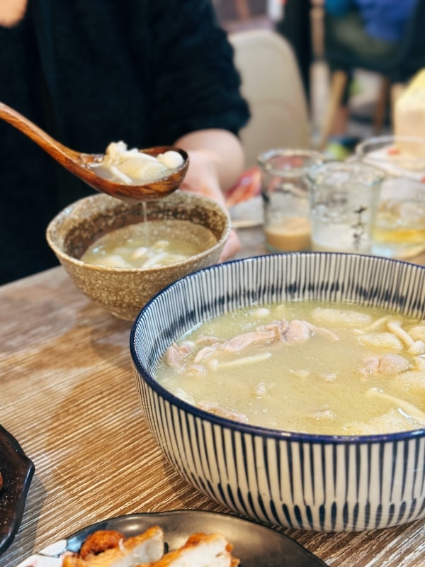 台北深夜美食｜長春路人氣宵夜太過份！連奶茶和芋頭西米露都好喝~胖老闆誠意肉粥