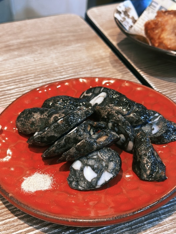 台北深夜美食｜長春路人氣宵夜太過份！連奶茶和芋頭西米露都好喝~胖老闆誠意肉粥