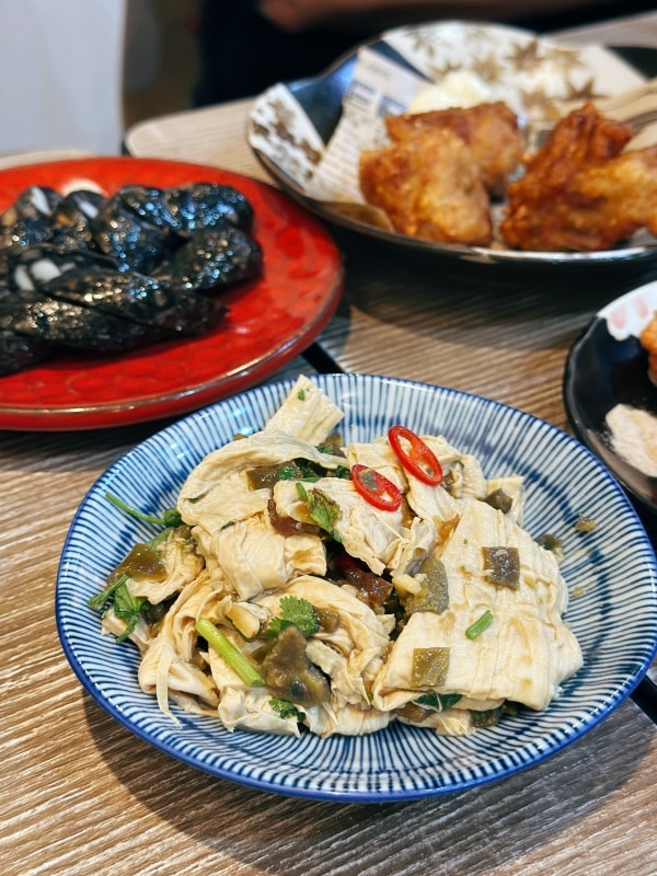 台北深夜美食｜長春路人氣宵夜太過份！連奶茶和芋頭西米露都好喝~胖老闆誠意肉粥
