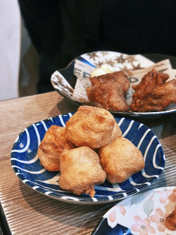 台北深夜美食｜長春路人氣宵夜太過份！連奶茶和芋頭西米露都好喝~胖老闆誠意肉粥