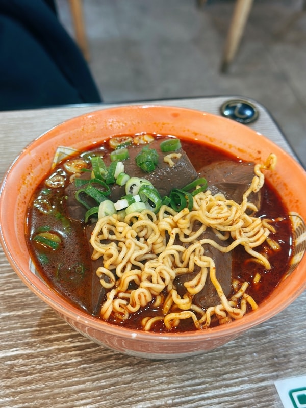 台北深夜美食｜長春路人氣宵夜太過份！連奶茶和芋頭西米露都好喝~胖老闆誠意肉粥
