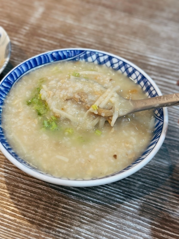 台北深夜美食｜長春路人氣宵夜太過份！連奶茶和芋頭西米露都好喝~胖老闆誠意肉粥