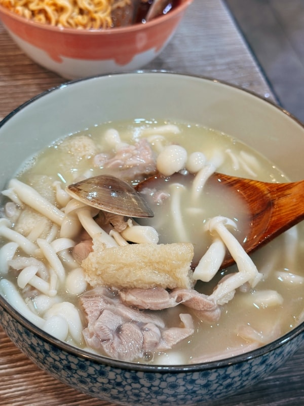 台北深夜美食｜長春路人氣宵夜太過份！連奶茶和芋頭西米露都好喝~胖老闆誠意肉粥