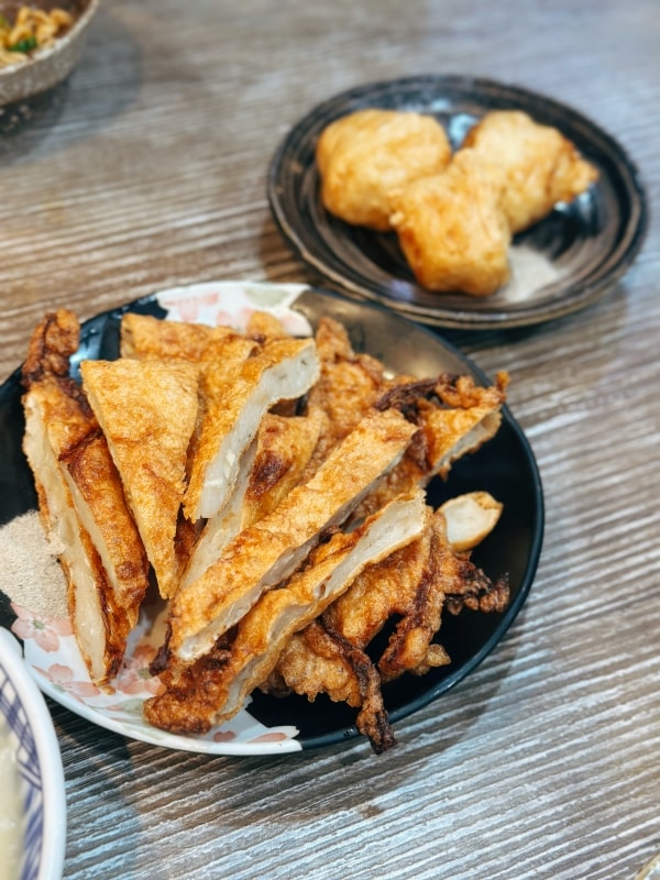 台北深夜美食｜長春路人氣宵夜太過份！連奶茶和芋頭西米露都好喝~胖老闆誠意肉粥