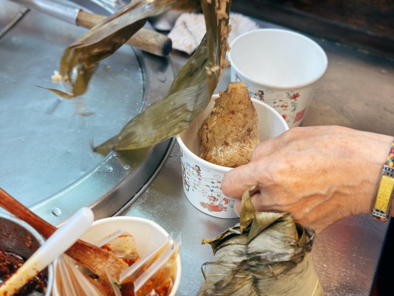 台北美食 | 後山埤最強小吃!【春來麵線】飄香 30 年,500 碗推薦的在地銅板美味全攻略 - 第15張圖 台北美食 | 後山埤最強小吃!【春來麵線】飄香 30 年,500 碗推薦的在地銅板美味全攻略