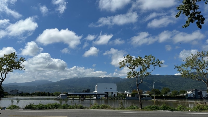 宜蘭美食 | 孝親之旅：在宜蘭海鮮【里海Cafe】遇見蔚藍天空與「回家」般的溫暖溫度