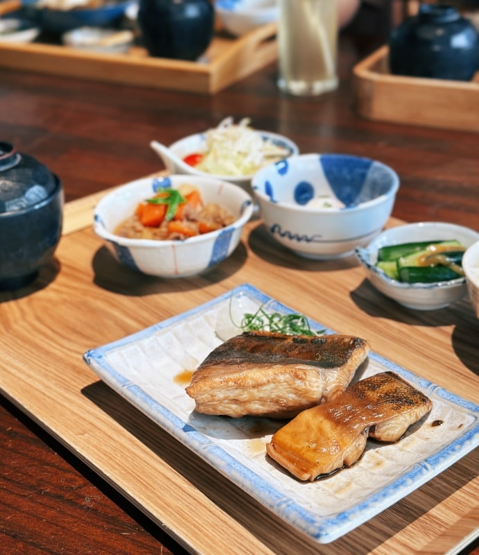 宜蘭美食 | 孝親之旅：在宜蘭海鮮【里海Cafe】遇見蔚藍天空與「回家」般的溫暖溫度