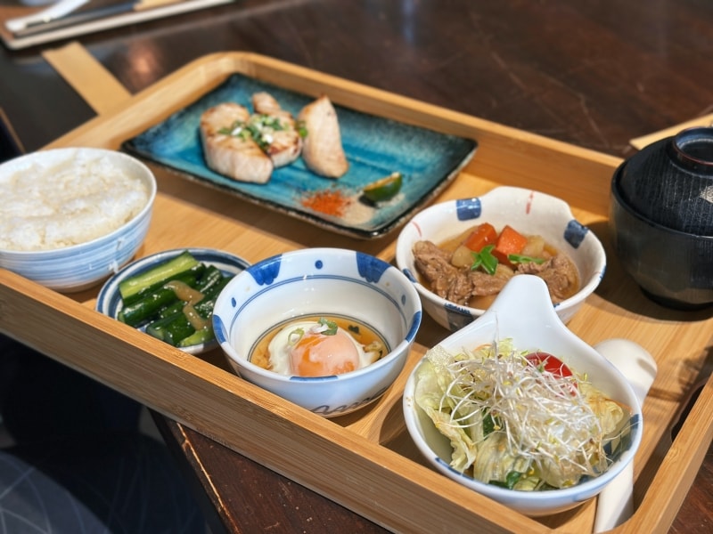 宜蘭美食 | 孝親之旅：在宜蘭海鮮【里海Cafe】遇見蔚藍天空與「回家」般的溫暖溫度