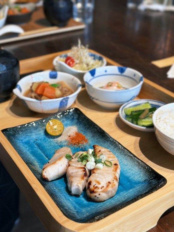 宜蘭美食 | 孝親之旅：在宜蘭海鮮【里海Cafe】遇見蔚藍天空與「回家」般的溫暖溫度